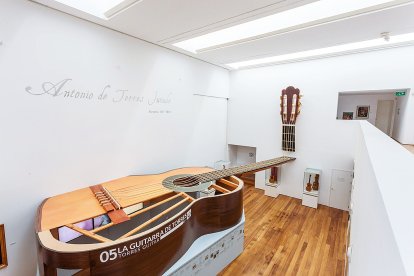 Interior del Museo de la Guitarra de Almería, legado de Antonio de Torres y Julián Arcas..