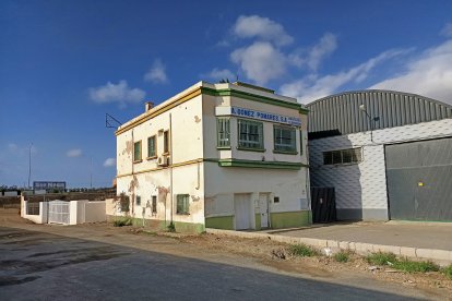 Rodeada de naves industriales mirando al barrio de Los Molinos.