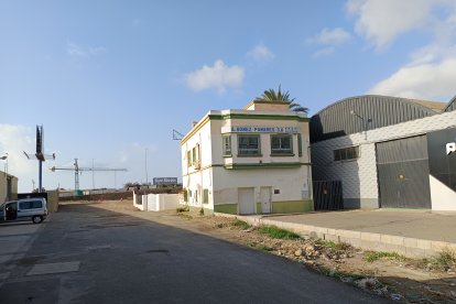 Una valle entre la casa y las naves industriales.