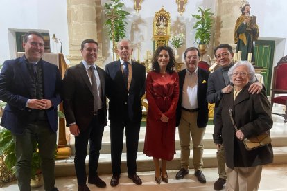 Javier A. García junto a Luis Columna y otros asistentes al pregón de las fiestas de San Antón. 