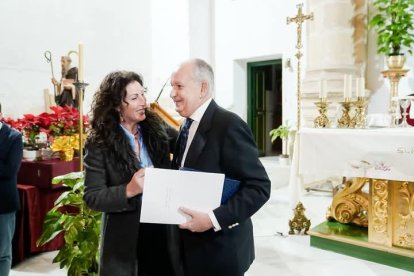 El pregonero junto a María del Mar Vázquez, alcaldesa de Almería. 