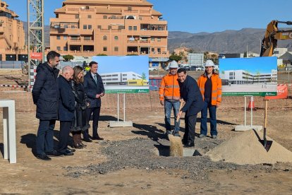 Juanma Moreno en la colocación de la primera piedra del IES Las Salinas.