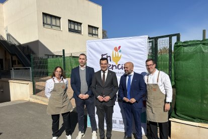 En el centro, Juanma Moreno.