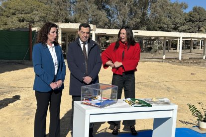 María del Mar Vázquez, Juanma Moreno y Loles López.