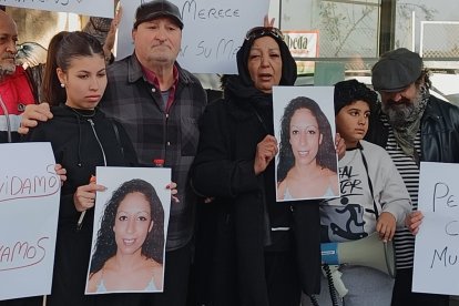 La madre y familiares de Meri, en la concentración en Los Molinos.