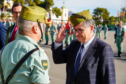 El periodista Francisco Marhuenda, director de La Razón, recibiendo el gorrillo legionario.
