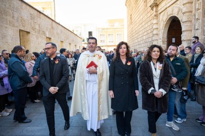 Salida de la procesión desde la iglesia de San Juan Evangelista.