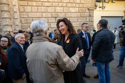 María del Mar Vázquez saluda a unos vecinos.