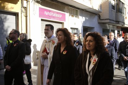 La alcaldesa María del Mar Vázquez, junto a Magdalena Cantero y el diacono diocesano Jesús Ginés García.