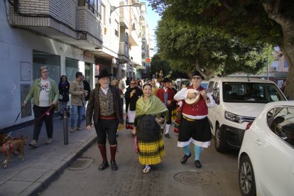 El grupo folclórico Alcazaba animó con bailes y música.
