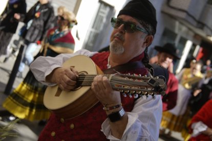 Bandurrias y trajes populares.