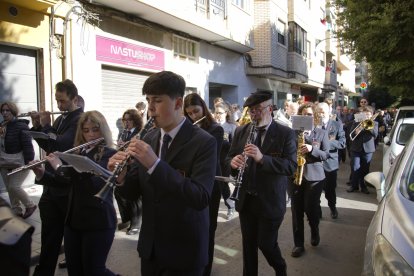 San Antón posesionó por las calles del casco histórico de Almería con las notas de la Agrupación Musical San Indalecio de La Cañada.