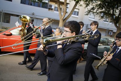 San Antón posesionó por las calles del casco histórico de Almería con las notas de la Agrupación Musical San Indalecio de La Cañada.