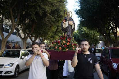 San Antón posesionó por las calles del casco histórico de Almería.