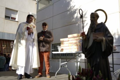 San Antón antes de empezar la subasta de los rabicos.