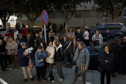 Vecinos esperando que empiece la subasta.