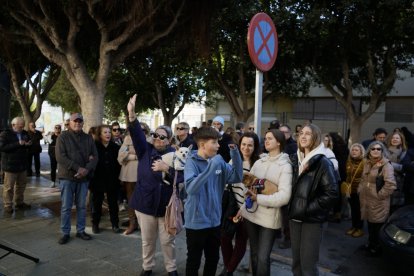 La gente animándose a pujar por los rabicos.