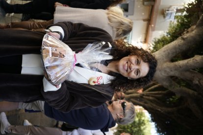 Magdalena Cantero, presidenta de la Asociación de Vecinos Casco Histórico se llevó magdalenas bendecidas.