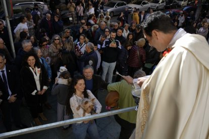 Los vecinos llevaron como cada año a sus mascotas a ser bendecidas.