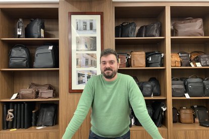 José Luis, dueño actual de Curtidos Ruiz, en el mostrador de la tienda.