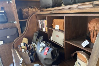 Mueble vintage rescatado y situado en uno de los escaparates de la tienda.