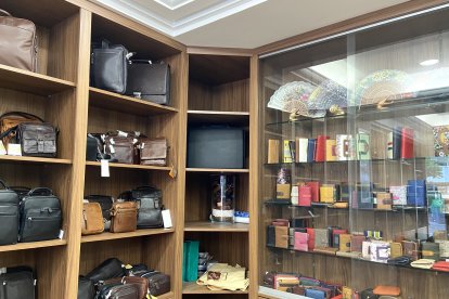 Estanterías tras el mostrador de Curtidos Ruiz.