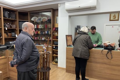 Clientes esperando a ser atendidos.