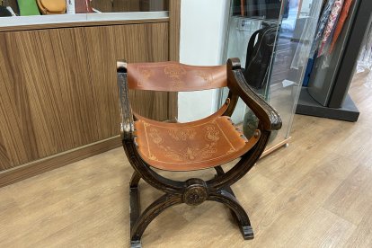 Silla decorada con la técnica de grabado en piel.