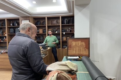 Escena cotidiana en Curtidos Ruiz.