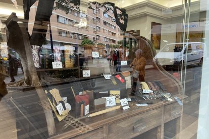 Escaparate en Curtidos Ruiz.