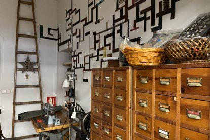 Tras el mostrador de Curtidos Ruiz.