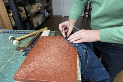 Anclaje de un botón en un vaquero.