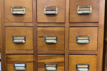 Los cajones de material de Curtidos Ruiz.