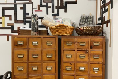 Los cajones de material de Curtidos Ruiz.