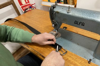 José Luis mientras cose la hebilla de un cinturón de cuero.