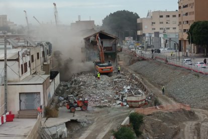 Labores de demolición de las viviendas de la calle Ferrobús