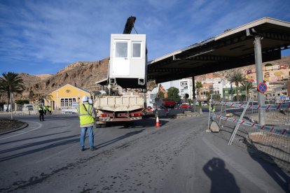 Imágenes de la demolición del puesto de control