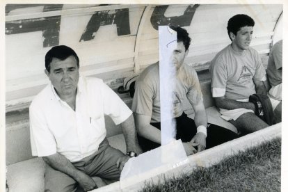 En el banquillo que era su hábitat natural en una foto de aquellas de LA VOZ de Almería.