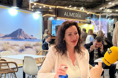 María del Mar Vázquez, alcaldesa de Almería, durante una entrevista con la SER en el stand de Almería en FITUR 2025.