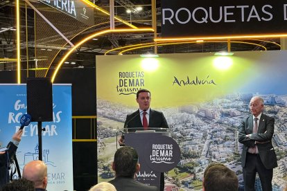 Javier A. García, presidente de la Diputación Provincial de Almería, en el stand de Roquetas de Mar en FITUR 2025.