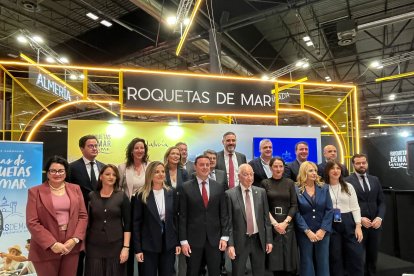 Representantes políticos e institucionales tras la presentación de la nueva campaña de Roquetas de Mar.