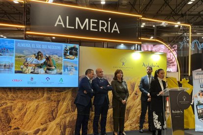 Elisa Fernández, concejal de Adra, en FITUR.