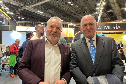El director de La Voz de Almería, Pedro M. de la Cruz, junto al vicepresidente primero de Cajamar, José Luis Heredia, en FITUR 2025