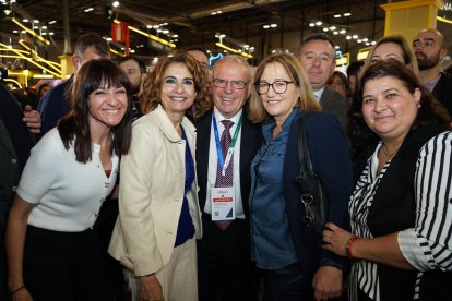 Antonio Bonilla, Esperanza Felices y Vanesa Lidueña reciben a María Jesús Montero en FITUR.