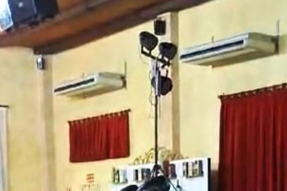 El Adra Veteranos recibiendo el trofeo de campeón de primera.