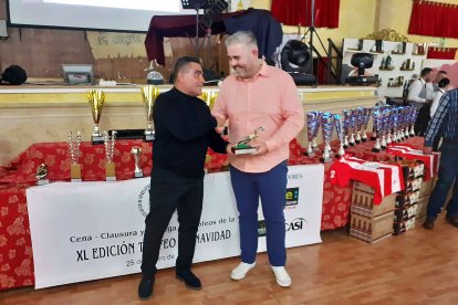 La U.D. Roquetas recibio el trofeo de equipo menos goleado de primera.