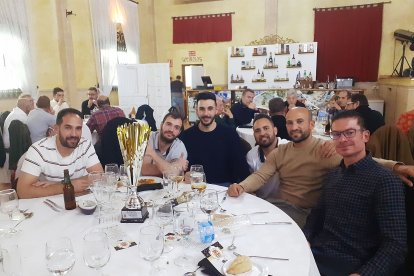 Piscina C.F. con su trofeo de campeón de segunda.