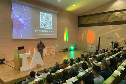 Jon Hernández durante su charla sobre IA.