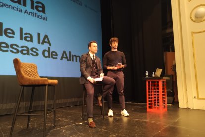 Ricardo Céspedes, gerente de La Voz de Almería, fue el encargado de presentar al divulgador José Saldaña. 