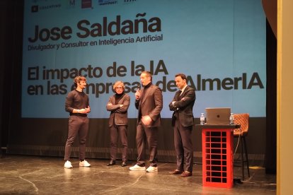 José Saldaña junto a Juan Felipe Navarro, presidente del Club de Marketing de Almería; José Andrés Soriano, presidente de AJE Almería y Ricardo Céspedes, gerente de LA VOZ. 